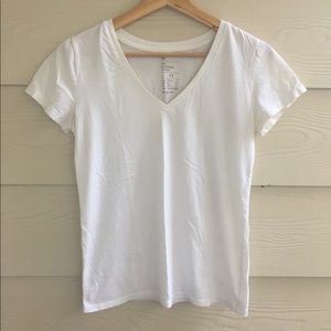 NWOT White GAP Essential V-neck